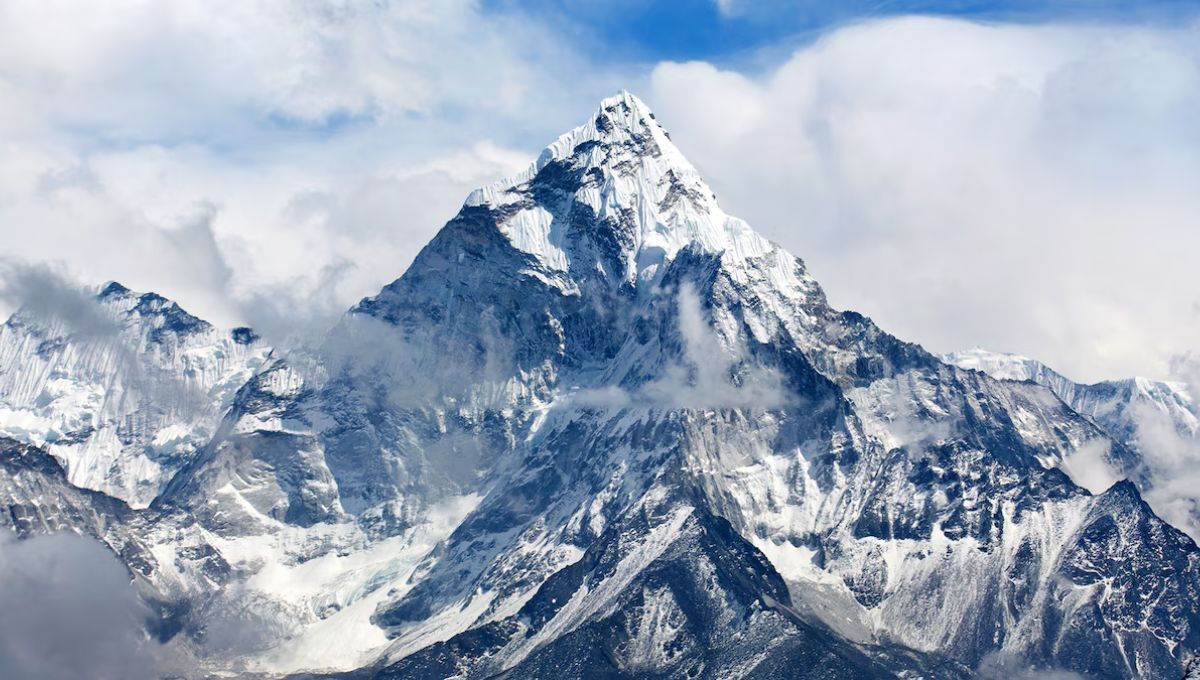 Aunque oficialmente mide 8.849 m, su altura cambia ligeramente por terremotos y acumulación de nieve. Aunque oficialmente mide 8.849 m, su altura cambia ligeramente por terremotos y acumulación de nieve.