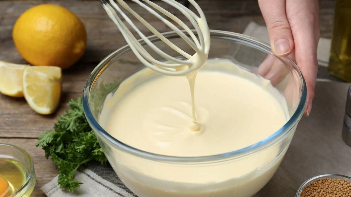Paso a paso, mayonesa casera tradicional sin batidora. Paso a paso, mayonesa casera tradicional sin batidora.