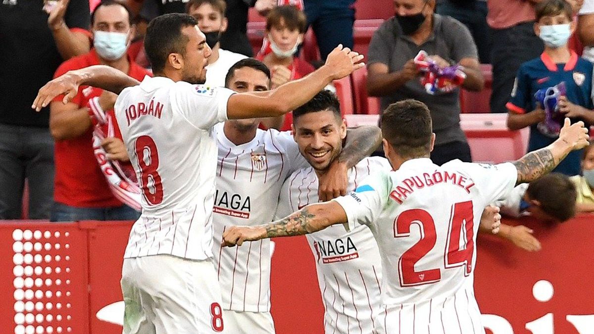 Lamela, Montiel y el Papu Gómez participan del festejo del Sevilla ante el Valencia.