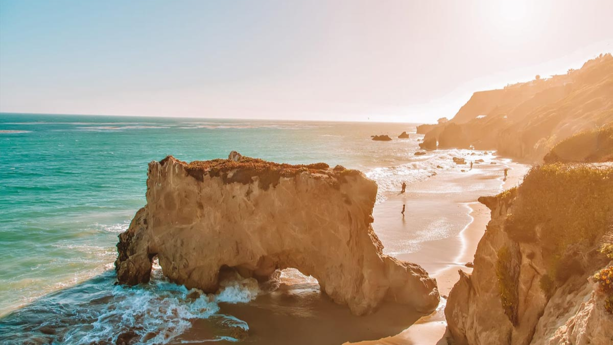 La playa el Matador en Malibú, California, se destaca por sus formaciones rocosas dramáticas y su costa accidentada. La playa el Matador en Malibú, California, se destaca por sus formaciones rocosas dramáticas y su costa accidentada.