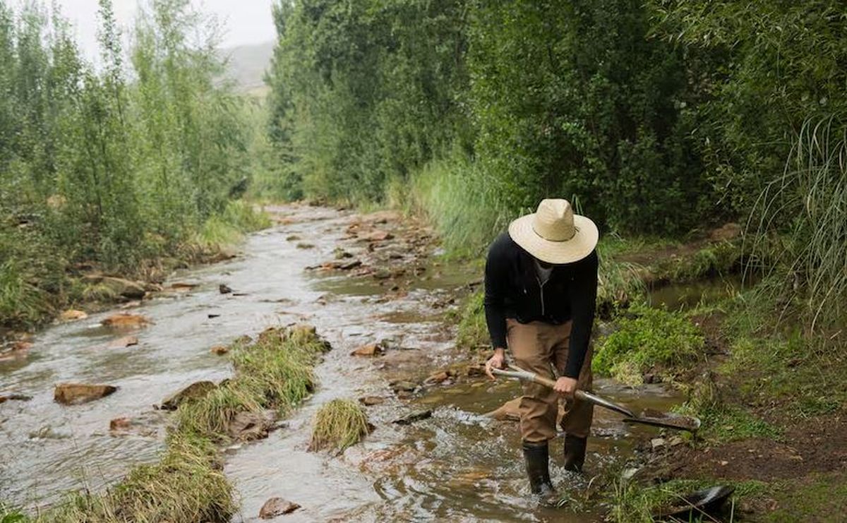 Se usa una pala para sacar la arena del río y luego buscar algún gramo de oro. / Gentileza Diego Spivacow - La Nación Se usa una pala para sacar la arena del río y luego buscar algún gramo de oro. / Gentileza Diego Spivacow - La Nación