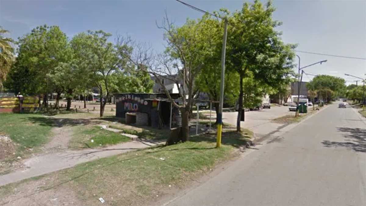 Dos sujetos fueron ultimados mientras que otro resultó gravemete herido,&nbsp; al ser baleados mientras jugaban un picado en una plaza de Rosario.