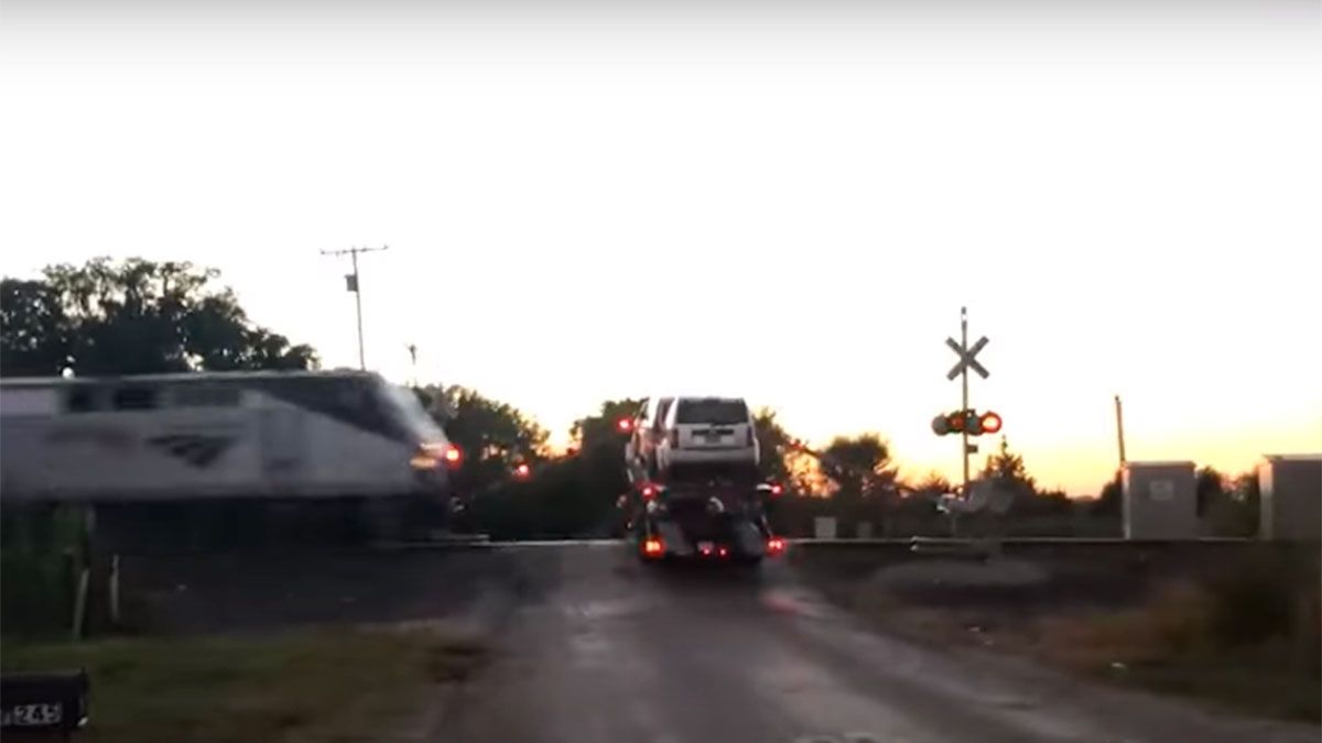 Captura de video instantes antes de que un tren embista a un camión.