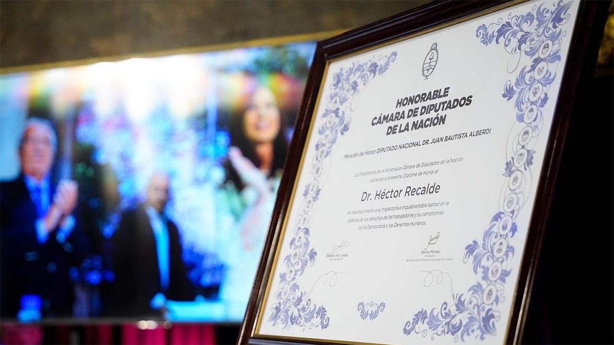 La “Mención de Honor Diputado Juan Bautista Alberdi”, constituye el máximo galardón que otorga la Cámara de Diputados de la Nación.