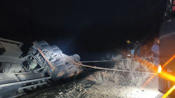 Volcó en la ruta 7 un camionero de Brasil que viajaba cargado de manzanas hacia Chile