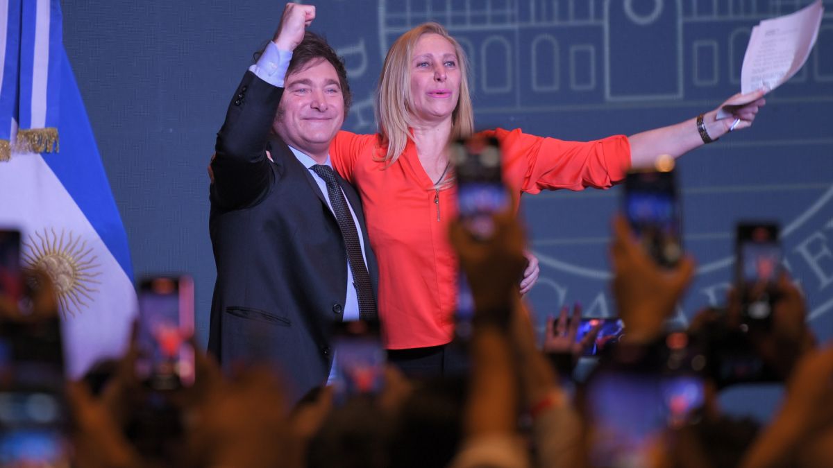 Javier Milei junto a su hermana Karina, durante su primer discurso como presidente electo de la Argentina.
