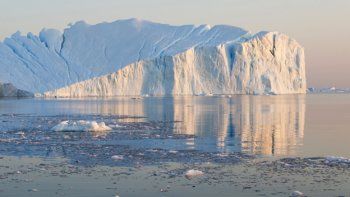 Un enorme iceberg se desprendió de Groenlandia