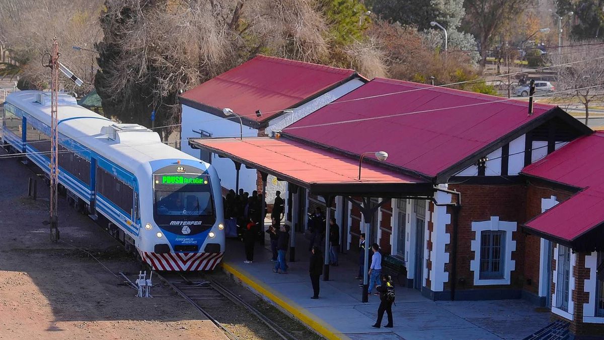 Patagonia: cuál es el único tren que conecta a una ciudad argentina con un aeropuerto