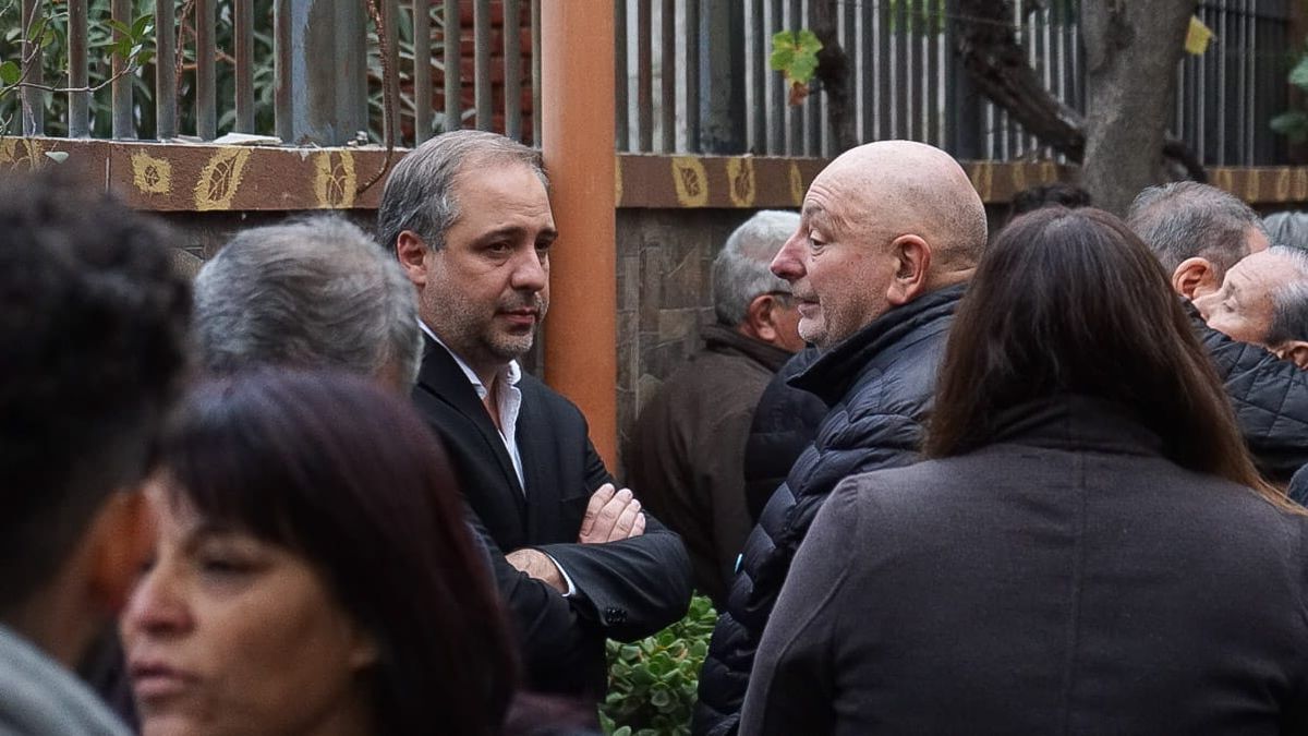 El intendente de Maipú, Matías Stevanato, muy conmocionado en el velatorio de Alejandro Bermejo (60).