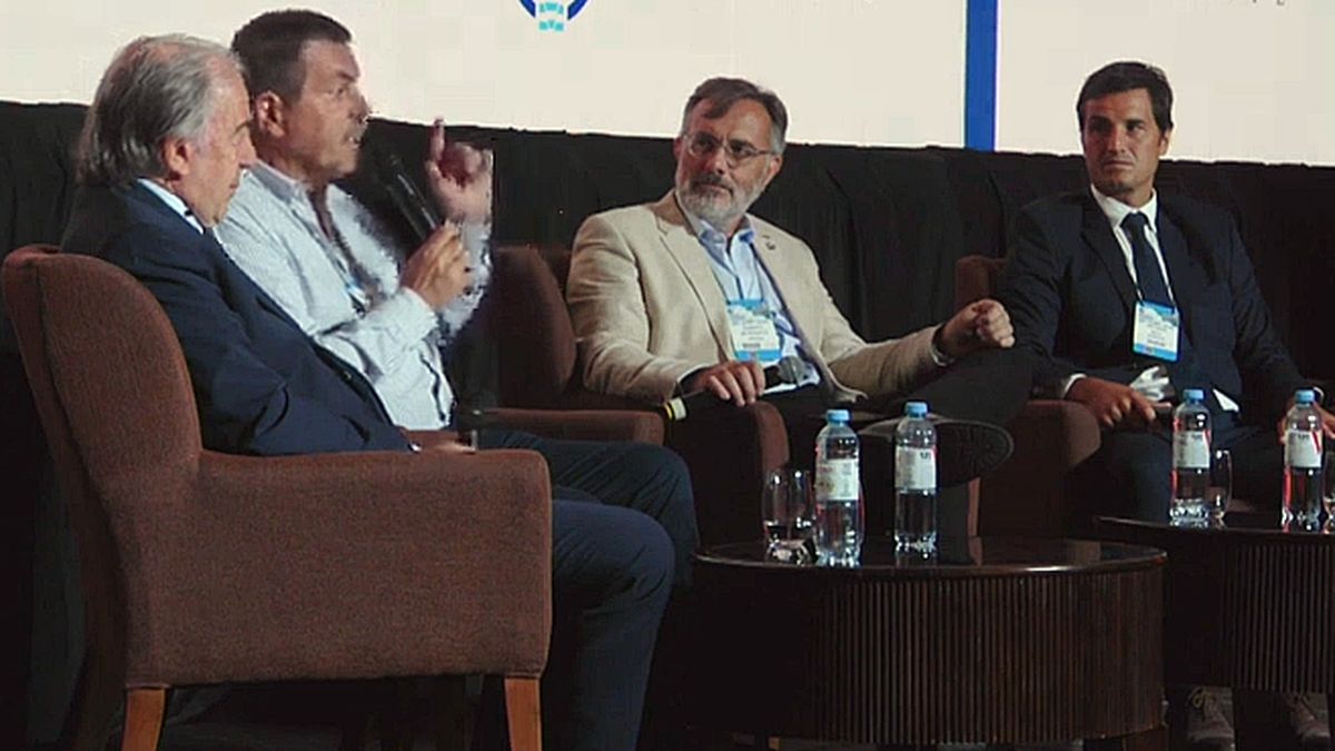 Gustavo Giorgetti (CEO de Thinknet S.A. y especialista en X Road), Facundo Biffi (Director de Modernización) y Roberto Zaldívar (Cofundador REVAI) disertando en el foro del CEM.