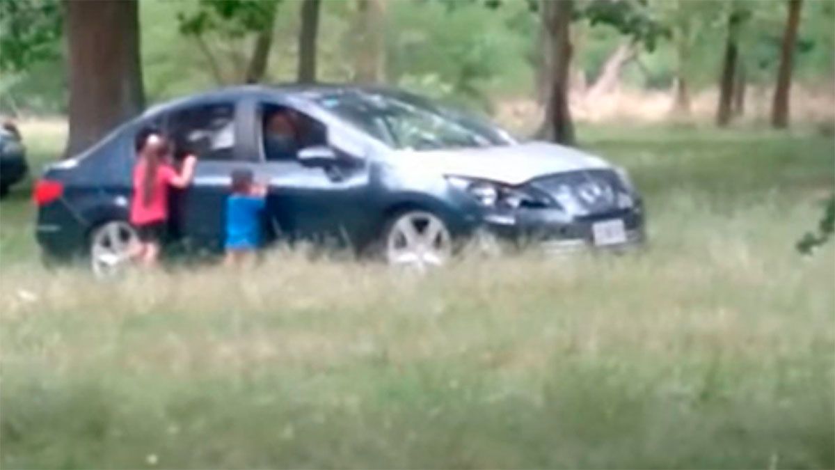 Sacaron a sus hijos del auto para tener sexo en un parque