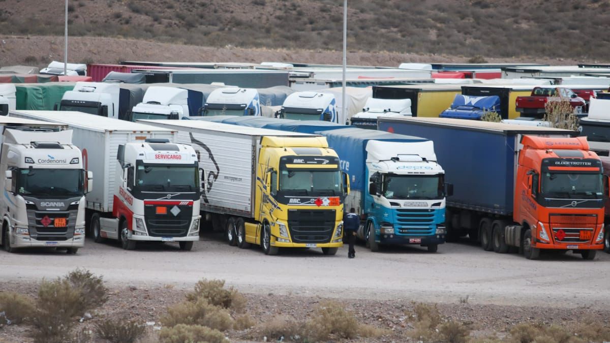 Así se veía este martes la zona en la que están estacionados los más de 900 camiones que esperan para pasar a Chile.