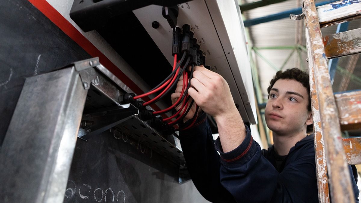 La idea de involucrar a los estudiantes en esta actividad es brindarles prácticas acerca de la instalación de energía solar y que mañana puede ser una salida laboral para ellos. La idea de involucrar a los estudiantes en esta actividad es brindarles prácticas acerca de la instalación de energía solar y que mañana puede ser una salida laboral para ellos.