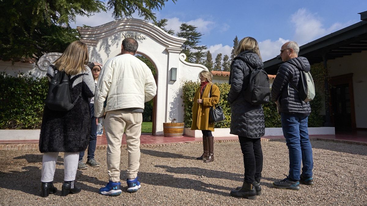 Un grupo de turistas escucha al guía operador del Bus Vitivinícola, antes de ingresar a la bodega Norton. Un grupo de turistas escucha al guía operador del Bus Vitivinícola, antes de ingresar a la bodega Norton.