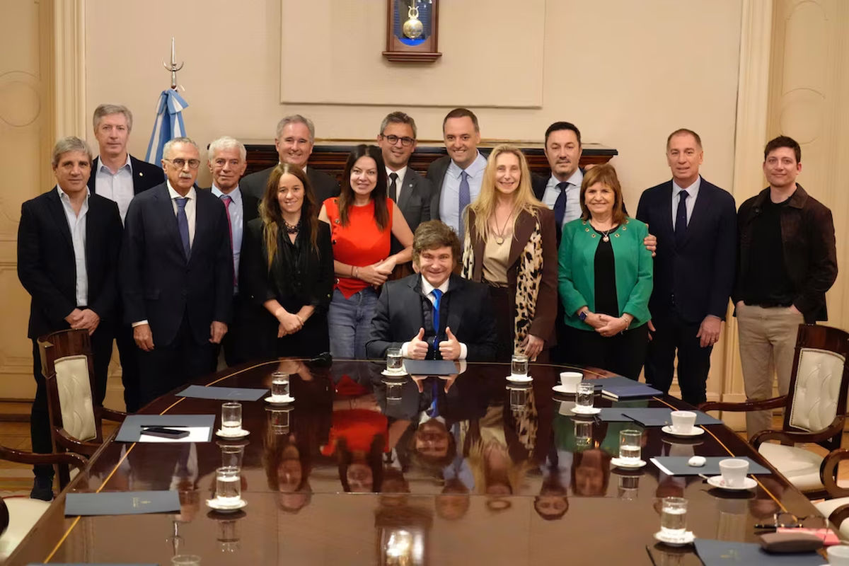 El fervoroso abrazo de Milei a Petri en la primera reunión de Gabinete tras los nuevos cambios