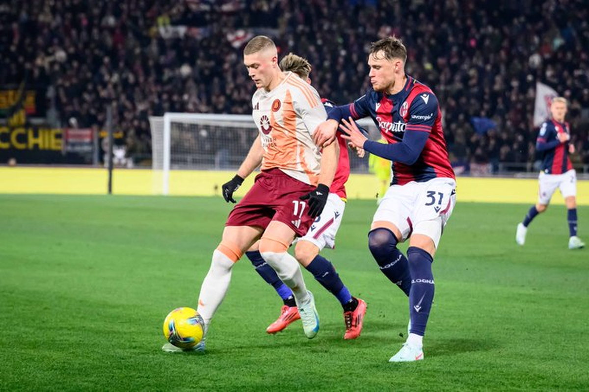Dovbyk, de la Roma, y Beukema, del Bologna, en el estadio Renato Dall’Ara. Dovbyk, de la Roma, y Beukema, del Bologna, en el estadio Renato Dall’Ara.