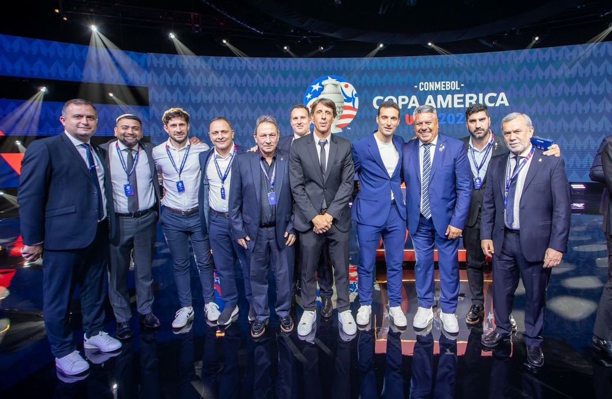 lTapia y Scaloni junto a la delegación de AFA que asistió al sorteo de la Copa América