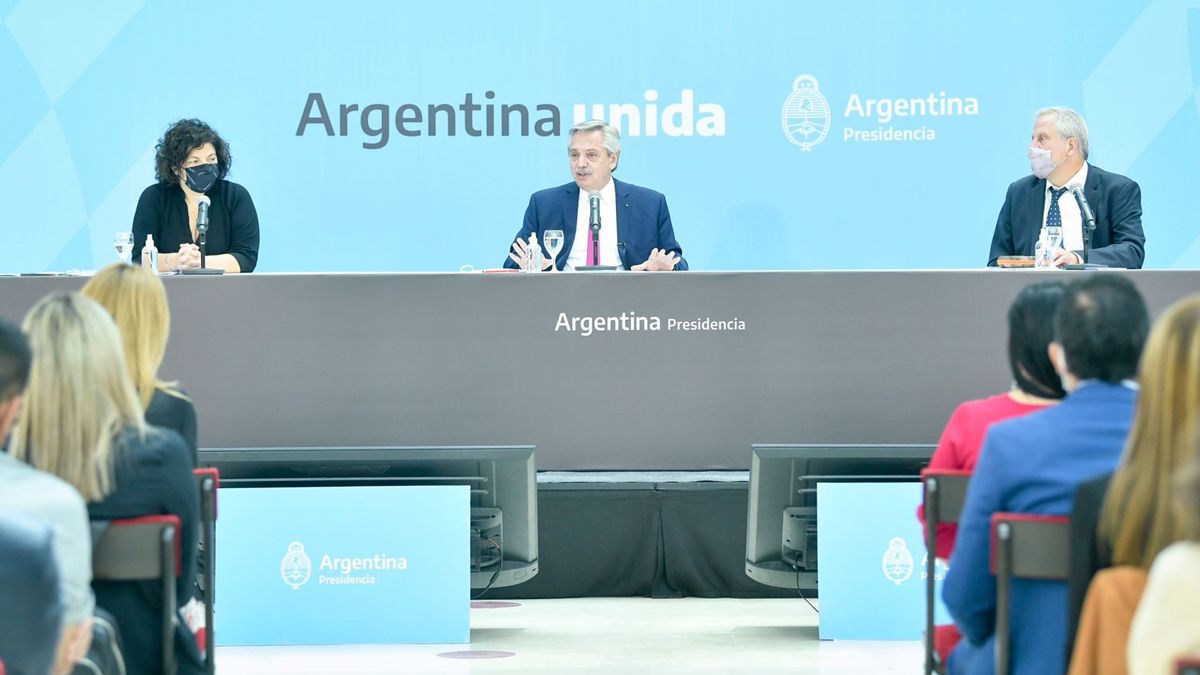 La ministra de Salud, Carla Vizzotti, el presidente Alberto Fernández y el ministro de Educación, Jaime Perczyk.