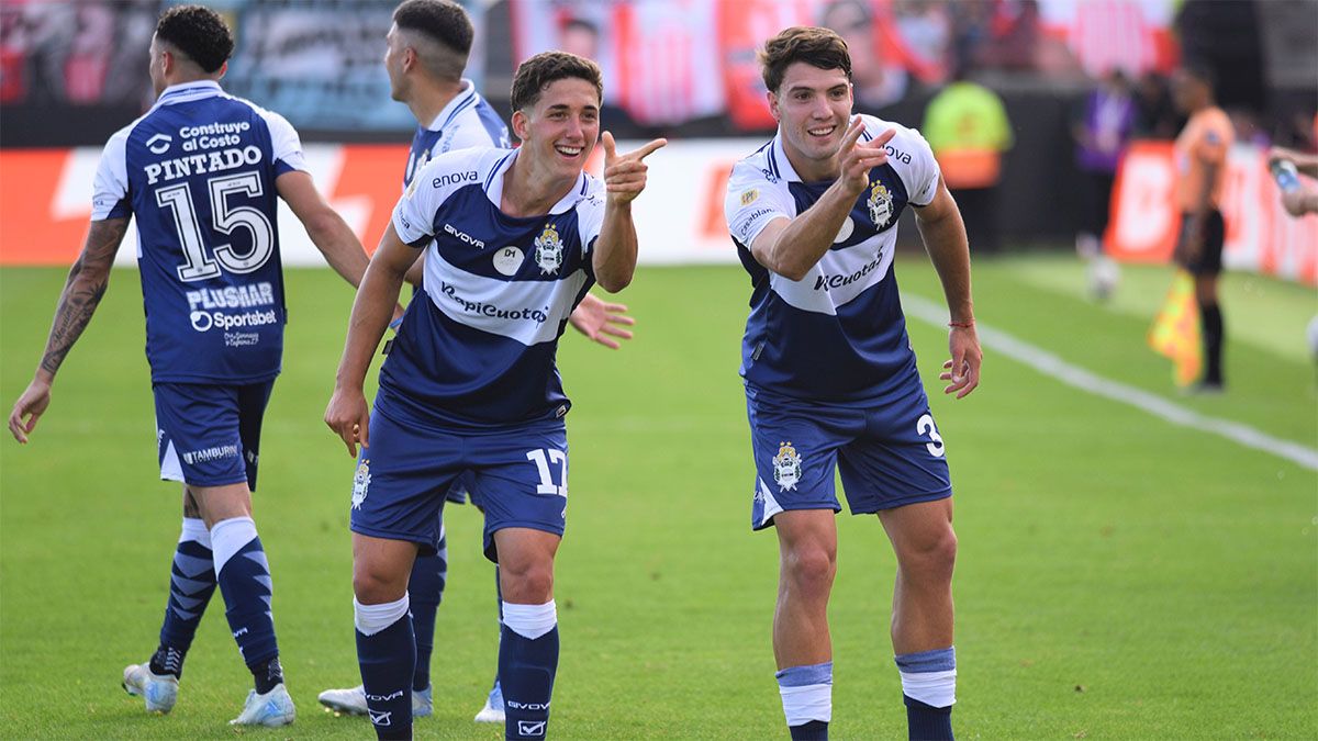 Nicol&aacute;s Barros Schelotto y Manuel Panaro festejan uno de los goles de Gimnasia La Plata.