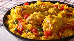 El arroz con pollo es una receta que se hace mucho en Argentina y es dueña de un sabor inigualable.