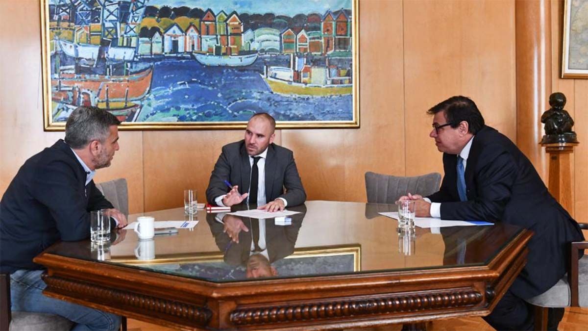 Antes de los anuncios en Casa Rosada, el ministro de Economía, Martín Guzmán, se reunió con sus pares de Trabajo, Claudio Moroni, y de Desarrollo Social, Juan Zabaleta, para ajustar los detalles de