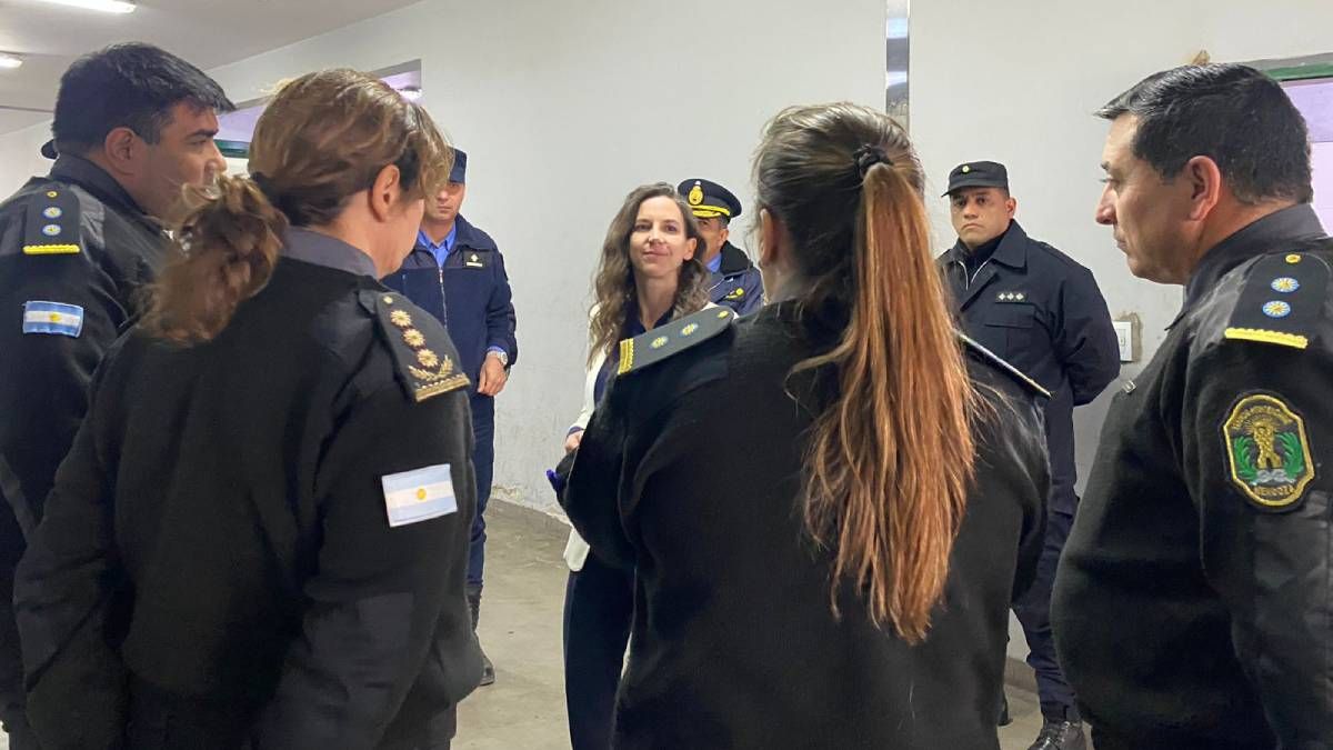 La ministra de Seguridad y Justicia, Mercedes Rus (en el centro de la imagen).