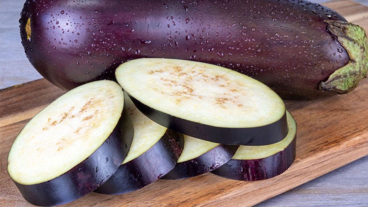 La berenjena, que se puede comer de mil maneras, trae un sabor amargo que no es muy agradable al paladar. La berenjena, que se puede comer de mil maneras, trae un sabor amargo que no es muy agradable al paladar.