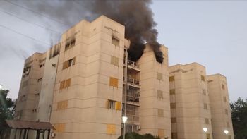 Evacuaron un edificio de la Cuarta Sección tras un incendio que afectó al 5º piso