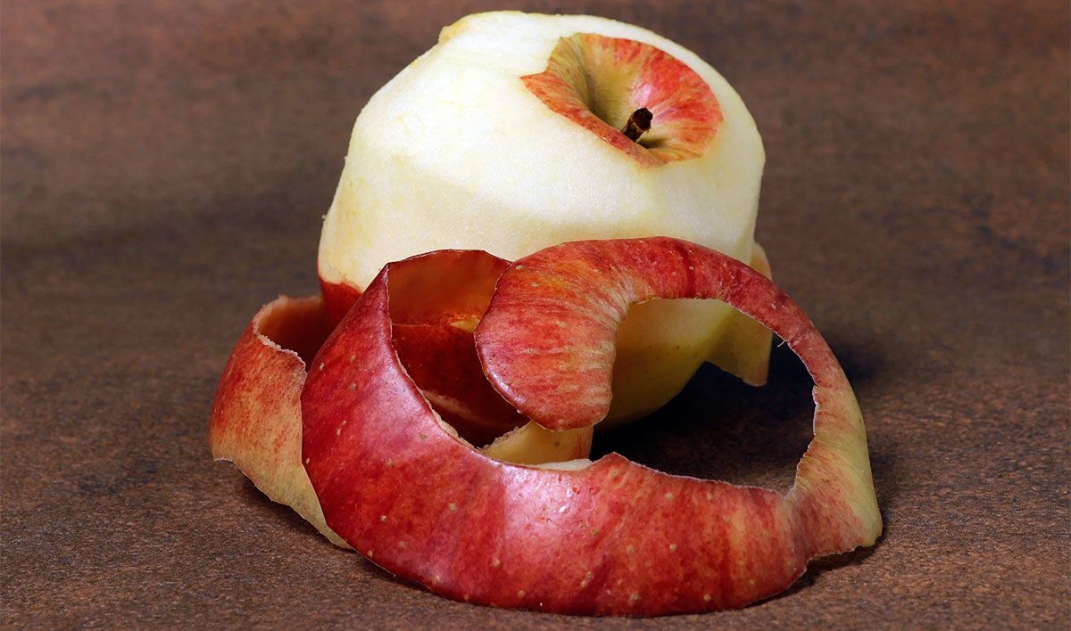 En algunos casos, la cáscara de manzana puede utilizarse para la limpieza de elementos de cocina En algunos casos, la cáscara de manzana puede utilizarse para la limpieza de elementos de cocina 