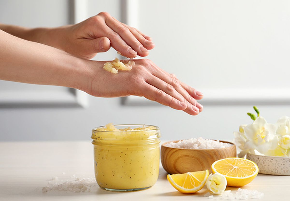 Con la cáscara de limón, puedes crear un exfoliante casero y natural. Con la cáscara de limón, puedes crear un exfoliante casero y natural.