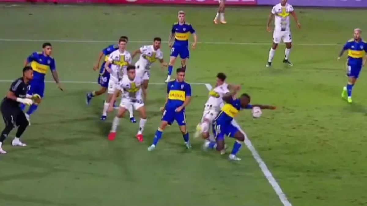 Momento en que Luis Advíncula busca despejar la pelota del área de Boca y toca la pelota con la mano, generando protestas del Sportivo Trinidense con el VAR.