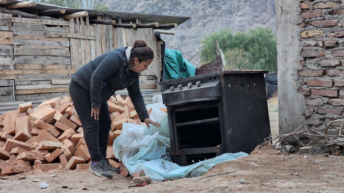 La vieja cocina quedó inutilizada por el incendio, y tuvieron que cocinar con leña en fogones improvisados y un hornito.