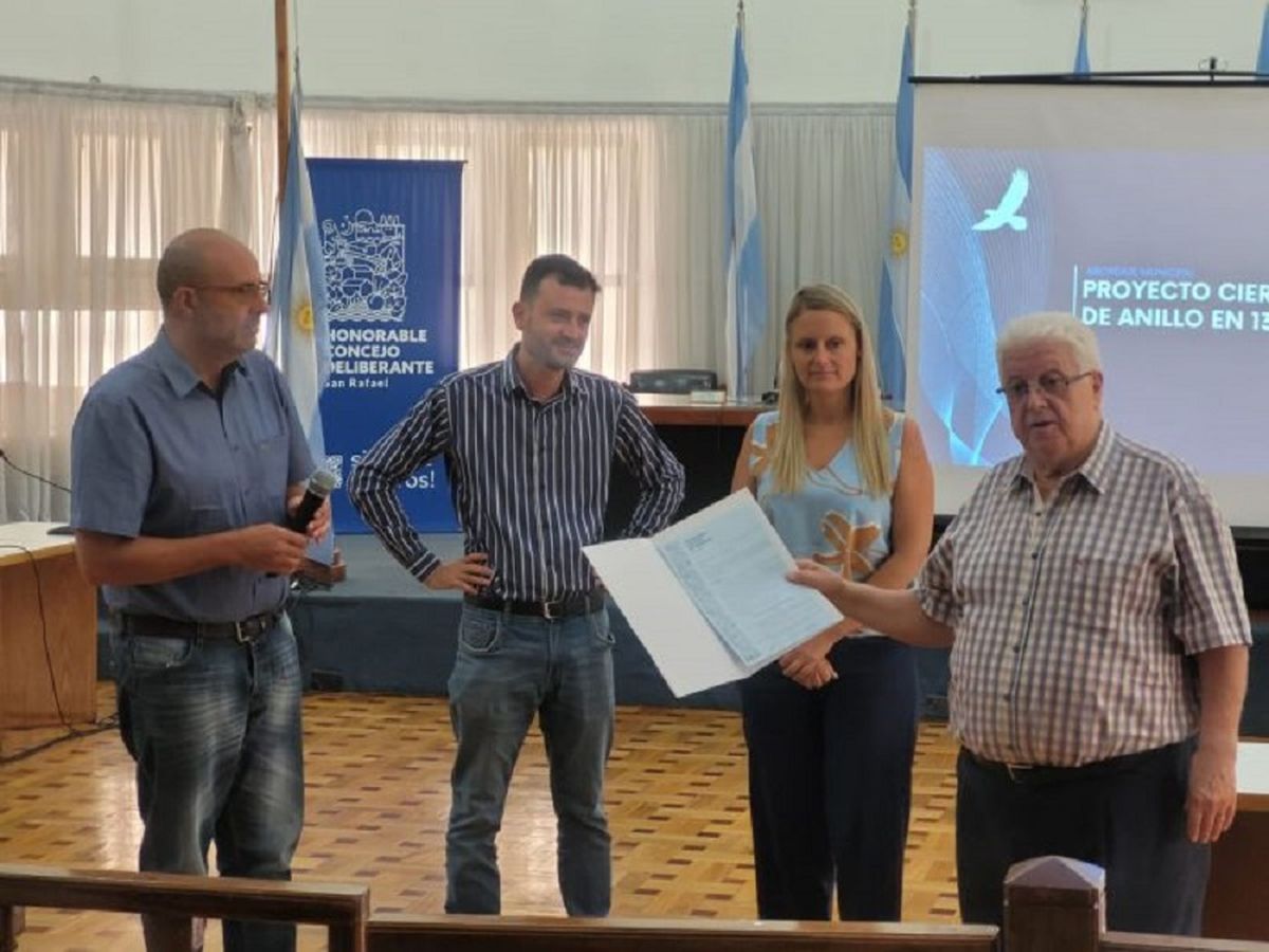 El Ministerio de Energía y Ambiente y el Ente Provincial Regulador Eléctrico presentaron ante la comunidad en el sur el proyecto de cierre del anillo eléctrico. El Ministerio de Energía y Ambiente y el Ente Provincial Regulador Eléctrico presentaron ante la comunidad en el sur el proyecto de cierre del anillo eléctrico.