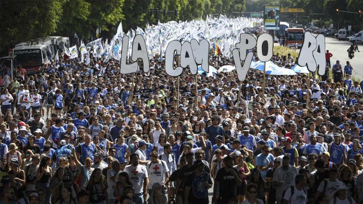 Miles de militantes de La Cámpora se movilizaron por el Día de la Memoria.