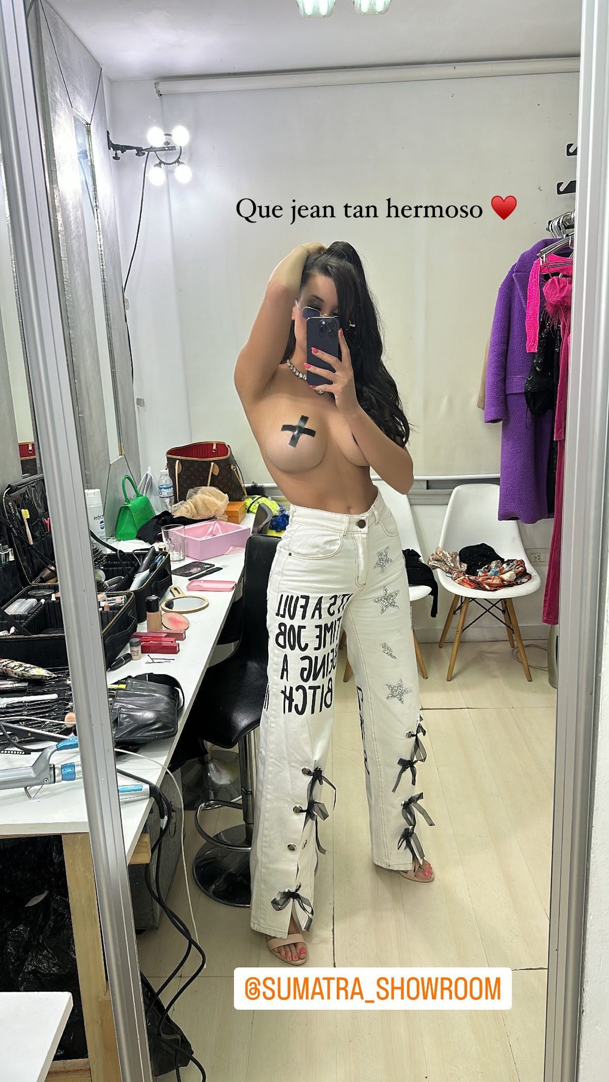 Tremendo! Charlotte Caniggia redobla en topless y jeans customizados