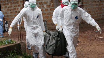 Según la Organización Mundial de la Salud, los muertos por Ébola siguen aumentando