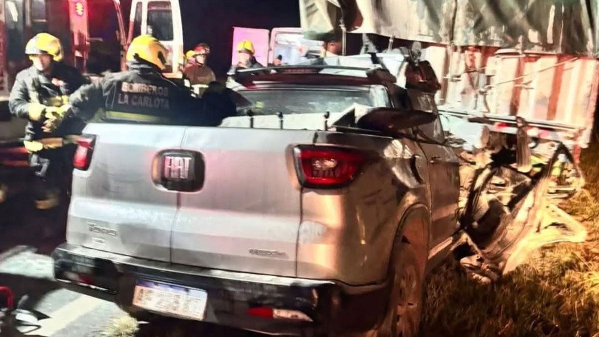 El terrible accidente ocasionado en las rutas de Córdoba, terminó con la vida de un hombre que quedó incrustado con su camioneta debajo de un camión.