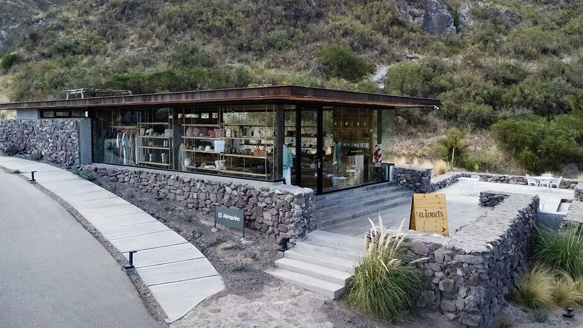 La Fundación Grupo América, Radio Nihuil y el restaurante Isidris organizaron una movida solidaria para paliar el hambre y el frío. La Fundación Grupo América, Radio Nihuil y el restaurante Isidris organizaron una movida solidaria para paliar el hambre y el frío.