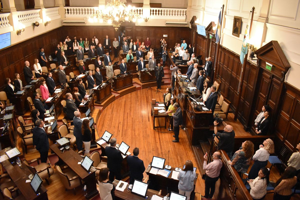 El inicio de la sesión en la Cámara de Diputados. Hubo un ausente: José Luis Ramón, de Protectora, que forma parte del Frente Elegí.