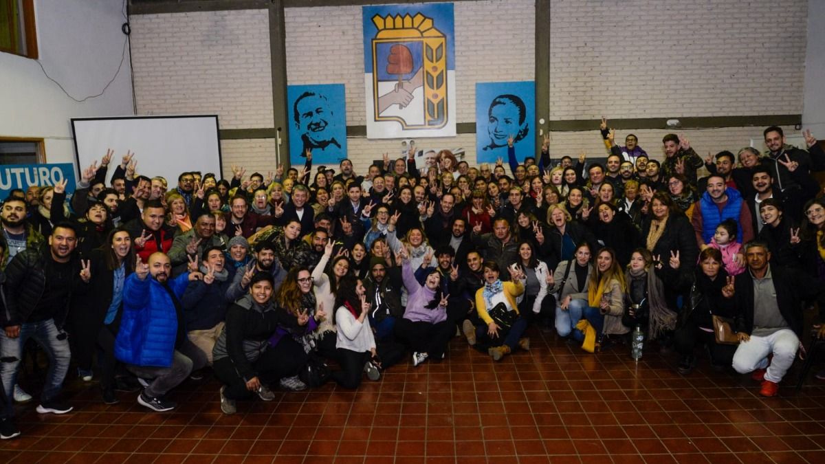 Una foto junto a la militancia, hacia el final del encuentro en Maipú.