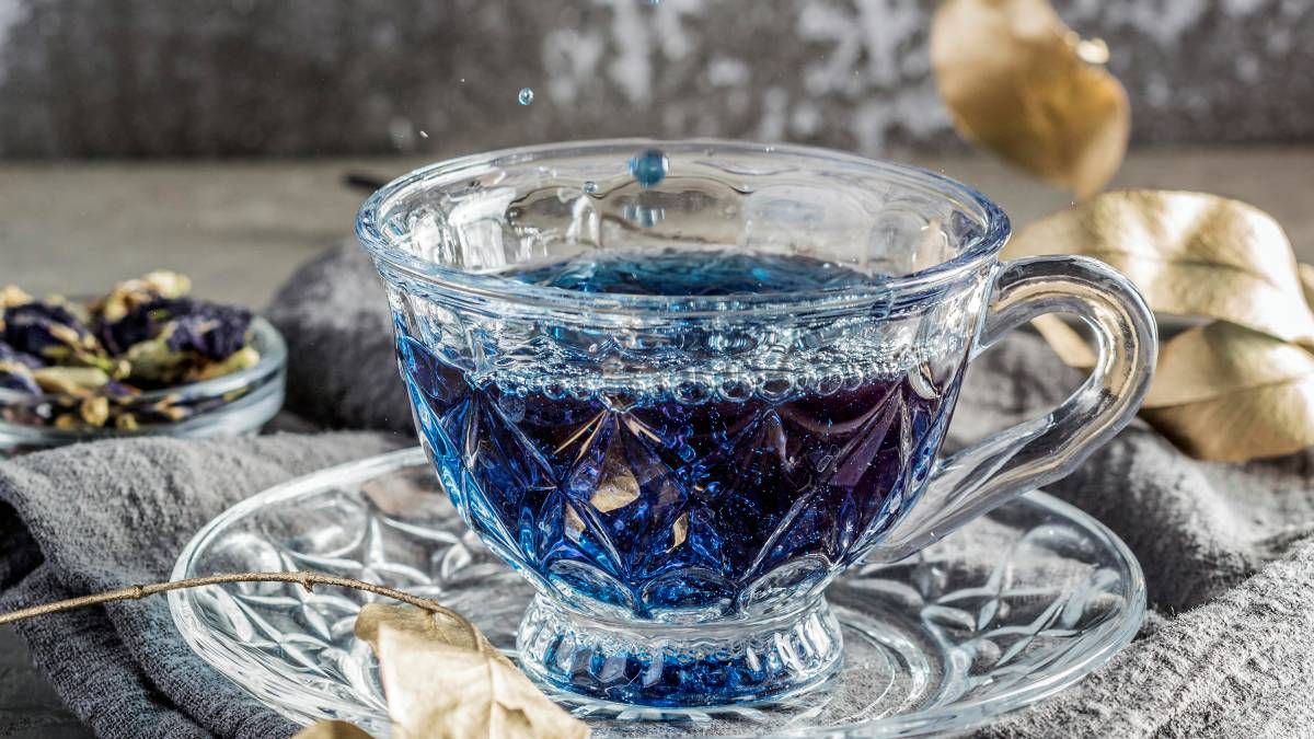 La infusión de lavanda ayuda a calmar la ansiedad y estimula la hormona de la felicidad. La infusión de lavanda ayuda a calmar la ansiedad y estimula la hormona de la felicidad.