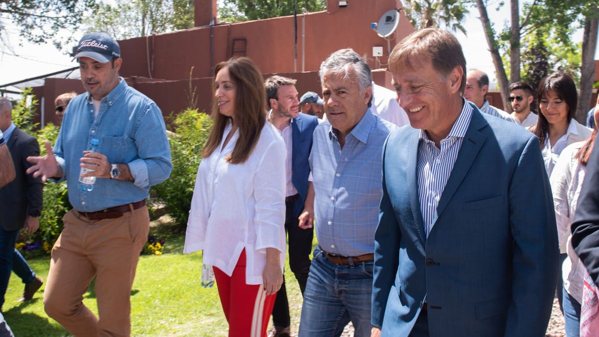 María Eugenia Vidal, Alfredo Cornejo y Rodolfo Suarez, en la recorrida por la exportadora de cerezas ubicada en Carrodilla.
