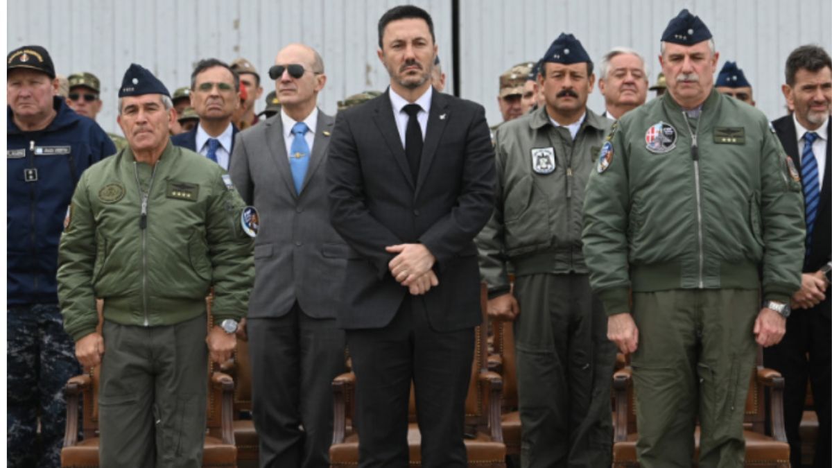 Luis Petri y autoridades de la Fuerza Aérea Argentina. Luis Petri y autoridades de la Fuerza Aérea Argentina.
