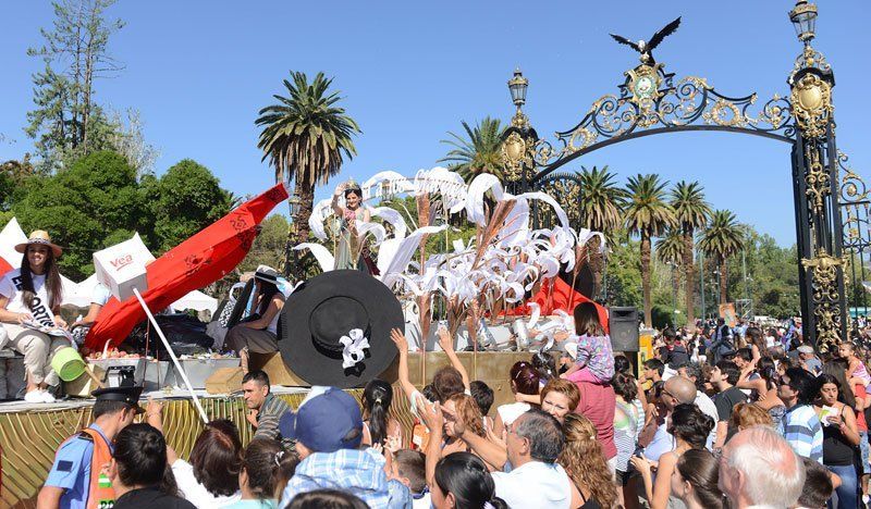 El Carrusel de Reinas copó las calles de Ciudad en medio de una multitud