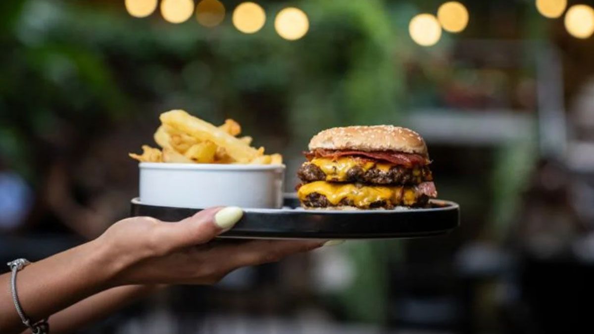 La promoción de la hamburguesa con papas costará $10.000