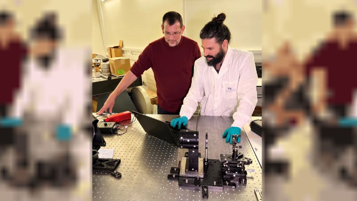 El astrofísico Avishay Gal-Yam y el investigador Ido Irani observan la supernova en una una pantalla en su laboratorio El astrofísico Avishay Gal-Yam y el investigador Ido Irani observan la supernova en una una pantalla en su laboratorio 