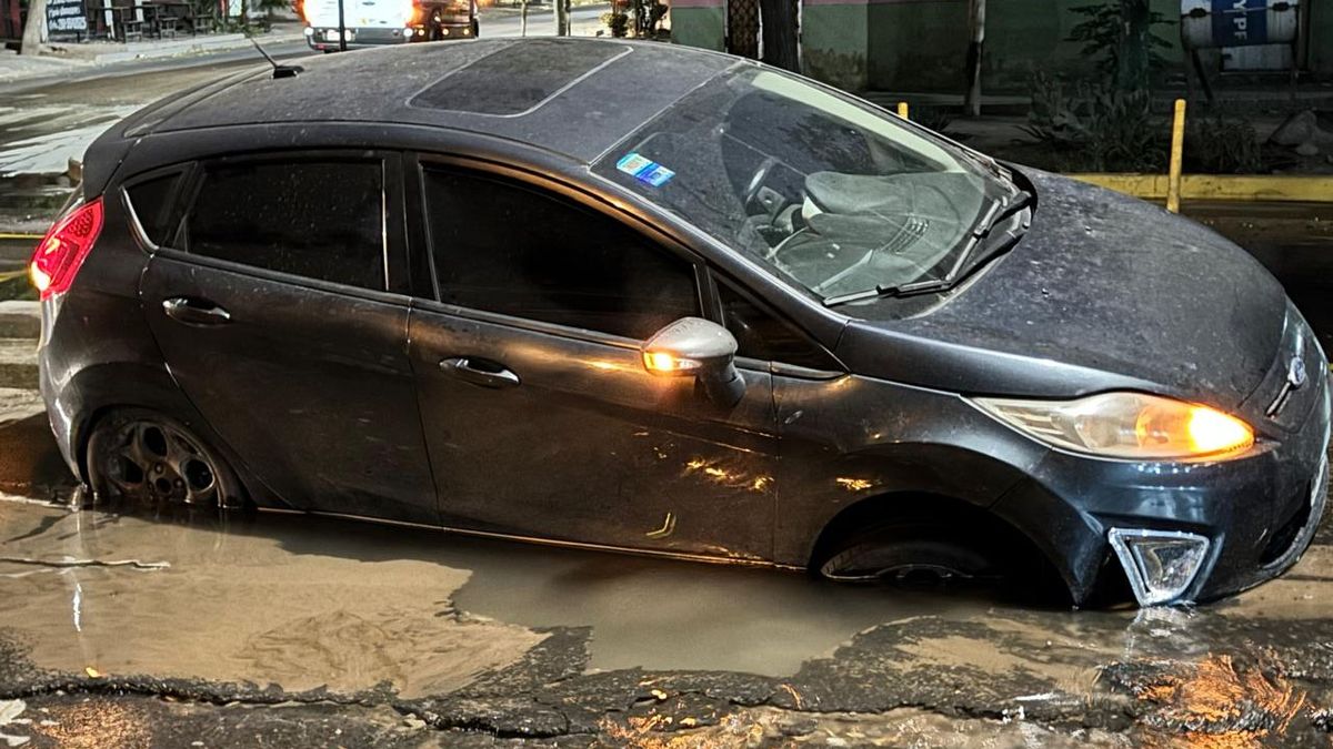 Así quedó el último auto que pasó por calle Mitre y Gomensoro, de Guaymallén y no pudo salir del pozo provocado por una pérdida de agua. Así quedó el último auto que pasó por calle Mitre y Gomensoro, de Guaymallén y no pudo salir del pozo provocado por una pérdida de agua.