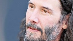 Keanu Reeves es sensación con la comedia negra éxito recién estrenada.