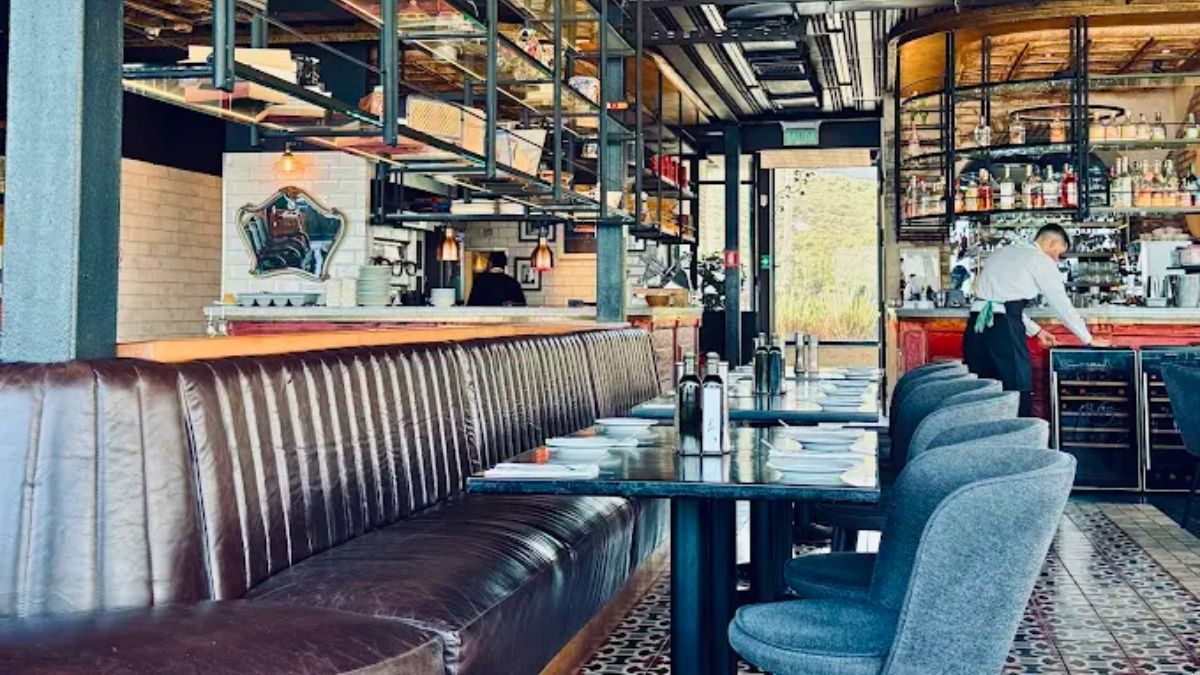 El restaurante está ubicado frente a la playa de Reñaca.