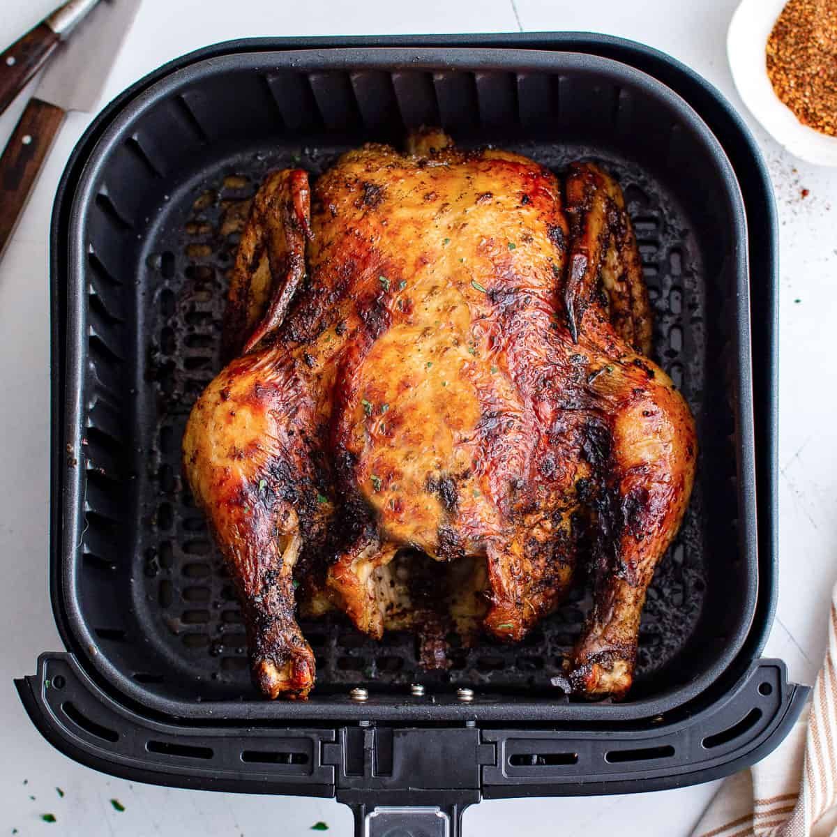 Es posible hacer un pollo entero en la freidora de aire, pero requiere de algo de práctica. Es posible hacer un pollo entero en la freidora de aire, pero requiere de algo de práctica.